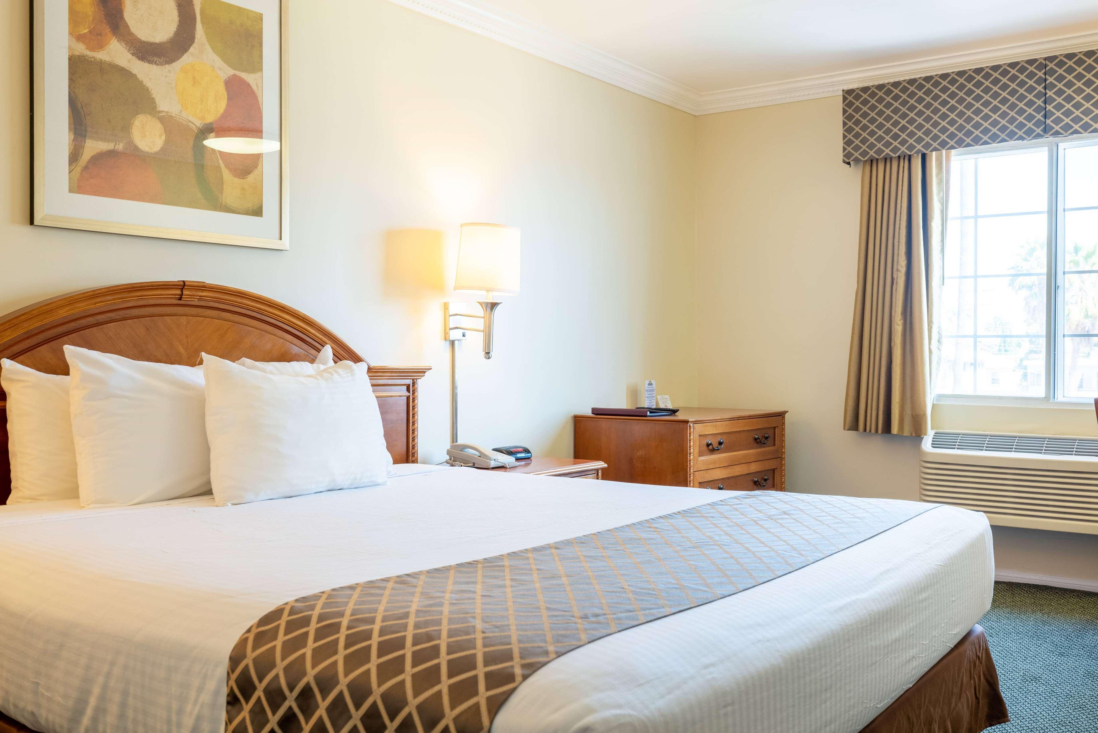 Days Inn By Wyndham Santa Monica Bagian luar foto